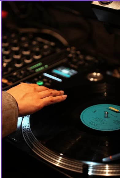 DJ aux platines lors d'un événement privé organisé par Production Directe
